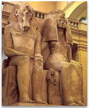 Amenhotep
    III i królowa Tiye nosząca kręcone rudo-blond włosy