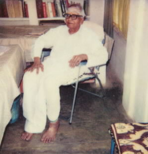 Kasturi w mieszkaniu w
    Prasanthi Nilayam; dzień Gurupurnima w 1986 r.