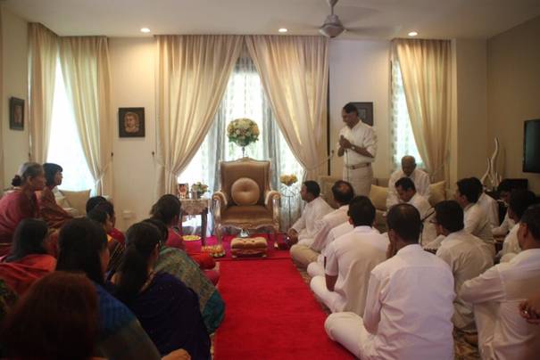 Śri
                    C Sreenivas przemawia do zebranych w domu dr-a Ganesan Naidu