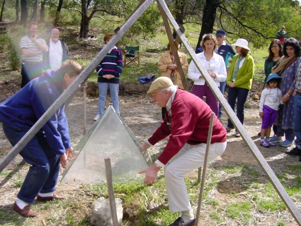 Alcheringa jest Kryształem i wciąż pozostaje w Satori Springs. Zdjęcie pokazuje snop światła
        wychodzący z ziemi i kryształu w dniu Błogosławieństwa. Photo by Ross Perry.