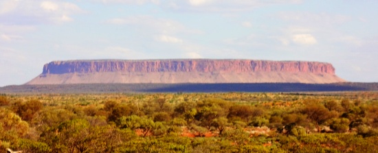 Mt. Conner znajduje się w linii prostej 115 km na wschód od Uluru, a dalej,
    na tym samym kierunku na zachód id Uluru znajduje się Kata Tjuta 