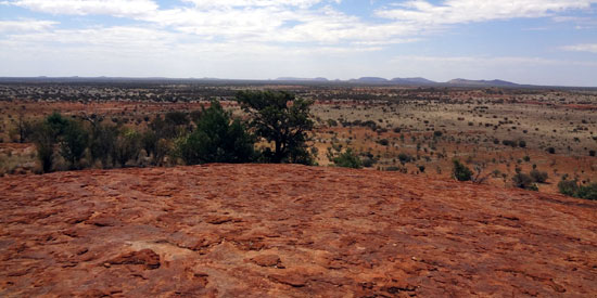 Na szczycie Cave Hill – widać tu te same skały, co na Uluru, z płytkami feldsparu