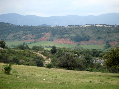 Czerwona ziemia w Val des Dieu (Dolinie Boga) we Francji 